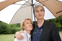 J&ouml;rg (Walter Sittler) pr&auml;sentiert Iris (Mariele Millowitsch) ein Doppelgrab mit Aussicht.