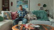 Andi Knuppe (Milan Peschel) sitzt mit seinem Schwein Babe gemütlich auf dem Sofa, sie sind ein eingespieltes Team. Doch die Idylle trügt angesichts der Ereignisse rund ums Sonnenwendfest. Andi Knuppe (Milan Peschel) sitzt mit seinem Schwein Babe gemütlich auf dem Sofa, sie sind ein eingespieltes Team. Doch die Idylle trügt angesichts der Ereignisse rund ums Sonnenwendfest.