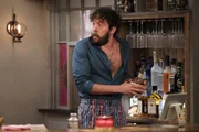 Als seine Mutter überraschend zu Besuch kommt, findet sich Oleg (Jonathan Kite) in einer schwierigen Situation wieder Als seine Mutter überraschend zu Besuch kommt, findet sich Oleg (Jonathan Kite) in einer schwierigen Situation wieder