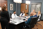 v.li.: Dr. Miranda Bailey (Chandra Wilson), Dr. Winston Ndugu (Anthony Hill), Dr. Amelia Shepherd (Caterina Scorsone), Dr. Richard Webber (James Pickens Jr.), Dr. Owen Hunt (Kevin McKidd), Dr. Atticus Lincoln (Chris Carmack), Dr. Teddy Altman (Kim Raver).