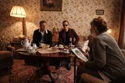 Die Zeugin Horvath (Inge Maux) berichtet Alexander Haller (Philipp Hochmair, M.) und Niko (Andreas Guenther) &uuml;ber den jungen Mann, den sie gesehen hat.