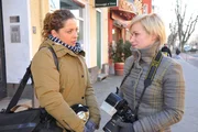 Nina (Maria Wedig, l.) ist geknickt, dass ihr Interview nicht veröffentlich wird. Doch viel Zeit, sich darüber zu ärgern, bleibt nicht, denn sie hat die Aufgabe, gemeinsam mit Olivia (Kasia Borek, r.) die heißesten Modetrends in den Straßen Berlins aufzuspüren ... Nina (Maria Wedig, l.) ist geknickt, dass ihr Interview nicht veröffentlich wird. Doch viel Zeit, sich darüber zu ärgern, bleibt nicht, denn sie hat die Aufgabe, gemeinsam mit Olivia (Kasia Borek, r.) die heißesten Modetrends in den Straßen Berlins aufzuspüren ...