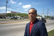 Der gläubige Muslim Rais Bhuiyan arbeitet im September 2001 in einer Tankstelle am Stadtrand von Dallas (Texas), als er wenige Tage nach 9/11 Opfer eines Mordanschlags wird – verübt von einem Rechtsradikalen, der seine Tat als Rache für 9/11 versteht. Der gläubige Muslim Rais Bhuiyan arbeitet im September 2001 in einer Tankstelle am Stadtrand von Dallas (Texas), als er wenige Tage nach 9/11 Opfer eines Mordanschlags wird – verübt von einem Rechtsradikalen, der seine Tat als Rache für 9/11 versteht.