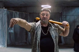 Goldketten, ein Schlangenhemd und Koteletten machen die Transformation von Stojan (Goran Navojec) zum hartgesottenen Draufg&auml;nger perfekt.