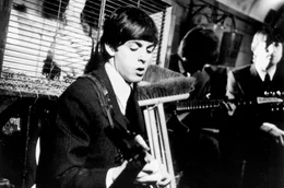 Mit 14 Jahren bekam Paul McCartney seine erste Gitarre.