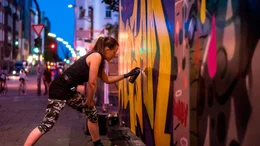 Die Graffiti-K&uuml;nstlerin Lilian aka REAM von der Altonaer Female Crew (AFC) beim Spr&uuml;hen eines Pieces. Die Dokumentation &bdquo;Wie Hamburg bunt wurde&ldquo; erz&auml;hlt von den Anf&auml;ngen der Hamburger Graffiti-Szene.