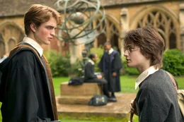Cedric (Robert Pattinson, li.) und Harry (Daniel Radcliffe) sind Konkurrenten im Kampf um den Pokal des Trimagischen Turniers.