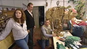 Im Haushalt Hannemann steht überall Plunder herum. Sehr zum Ärger von Silke, denn ihr Mann Uwe treibt sie mit seiner Sammelwut in den Wahnsinn. Auch Tochter Isabell ist genervt. Die Frauen im Haus sind sich einig: Das Zeug muss raus... Im Haushalt Hannemann steht überall Plunder herum. Sehr zum Ärger von Silke, denn ihr Mann Uwe treibt sie mit seiner Sammelwut in den Wahnsinn. Auch Tochter Isabell ist genervt. Die Frauen im Haus sind sich einig: Das Zeug muss raus...