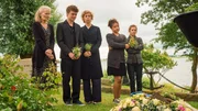 Im Bild: In ihrer Trauer vereint stehen Neiss' Freunde auf dem Friedhof. v.li.: Doris (Hedi Kriegeskotte), Mikkel (Ben Ole Knobbe), Janne (Brigitte Zeh), Lea (Maj Borchardt) und Charlie (Josefine Preuß). Im Bild: In ihrer Trauer vereint stehen Neiss' Freunde auf dem Friedhof. v.li.: Doris (Hedi Kriegeskotte), Mikkel (Ben Ole Knobbe), Janne (Brigitte Zeh), Lea (Maj Borchardt) und Charlie (Josefine Preuß).
