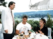 Gisela (Monika Dahlberg, re.) r&auml;cht sich an ihrem untreuen Mann Leo (Helmut Fischer, li.), indem sie mit dem Bodybuilder Arnold (Roland Kickinger, Mitte) anb&auml;ndelt.