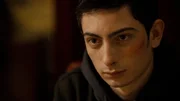 Lux (Th&eacute;o Fernandez) will mehr &uuml;ber Charlie erfahren.