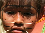 Yanomami-Piercing: Meist schon als Kinder tragen die Yanomami Schmuckstifte in der Unterlippe und Nase. Sie m&ouml;gen es, sich zu bemalen.