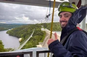 Timur Turga ist Comedian, fast blind und viel unterwegs – meist zwischen Bühne, Zug und Hotel. Inspiriert vom blinden Weltreisenden James Holman begibt er sich auf einen Roadtrip durch Mitteldeutschland: in die Sächsische Schweiz, nach Dresden und in den Harz. Zwischen Klettern, Stadtgeräuschen und historischen KI-Bildern fragt der Film, was Reisen bedeutet, wenn man die Welt nicht sehen, aber umso intensiver erleben kann. Timur Turga Timur Turga ist Comedian, fast blind und viel unterwegs – meist zwischen Bühne, Zug und Hotel. Inspiriert vom blinden Weltreisenden James Holman begibt er sich auf einen Roadtrip durch Mitteldeutschland: in die Sächsische Schweiz, nach Dresden und in den Harz. Zwischen Klettern, Stadtgeräuschen und historischen KI-Bildern fragt der Film, was Reisen bedeutet, wenn man die Welt nicht sehen, aber umso intensiver erleben kann. Timur Turga
