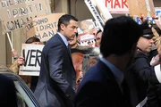 R&uuml;ckblick: Valerio (Alessandro Gassmann, M.) ist noch im Polizeidienst und muss vor dem Ermittlungsrichter erscheinen.