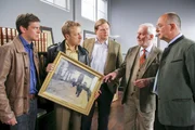 Ein wertvolles Gemälde führt die Kommissare Hartl (Michael A. Grimm, m.) und Lind (Tom Mikulla, l.) zu Theodor v. Stein (Wolfgang Hübsch, 2.v.r.). Noch wissen Polizeichef Achtziger (Alexander Duda, r.) und Polizist Mohr (Max Müller, 2.v.l.) nicht, was es mit dem Bild auf sich hat. Ein wertvolles Gemälde führt die Kommissare Hartl (Michael A. Grimm, m.) und Lind (Tom Mikulla, l.) zu Theodor v. Stein (Wolfgang Hübsch, 2.v.r.). Noch wissen Polizeichef Achtziger (Alexander Duda, r.) und Polizist Mohr (Max Müller, 2.v.l.) nicht, was es mit dem Bild auf sich hat.