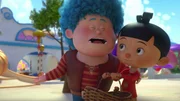 Die Tinkturen, die Pinocchio (re.) und Luzio (li.) f&uuml;r die Hexe abholen, stinken gewaltig.