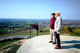 Ernst Neugebauer und Knut Menzel (l, mit M&uuml;tze), S&ouml;hne von Opfern des Grubenungl&uuml;cks, stehen auf der Halde &bdquo;Gro&szlig;es Holz&ldquo; in Bergkamen