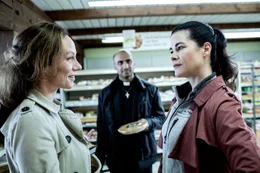Unkonventioneller Gespr&auml;chskreis: Mona (Rebecca Indermaur, v.l.) gibt den Rat des neuen Pfarrers (Murali Perumal) gleich ihrer Freundin Giulia (Tonia Maria Zindel) weiter.