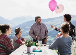 Kostbar und zerbrechlich: Gieri (Bruno Cathomas) und Mona (Rebecca Indermaur) feiern ihre Porzellan-Hochzeit. Mit dabei: ihre Kinder Leo (Bono Jacomet) und Peppina (Muriel Degonda), sowie als ungebetener Gast auch Monas Freundin Carla (Marietta Jemmi).