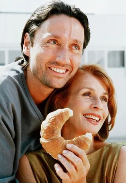 ARD PROBIEREN SIE'S MIT EINEM J+NGEREN, Deutschland 2000, Regie Michael Kreishl, am Freitag (16.08.02) um 20:15 Uhr im Ersten. Die Ratgeber-Autorin Anna (Senta Berger) empfiehlt ihren Leserinnen, sich einen jYngeren Liebhaber zu suchen. Sie engagiert den abgebrannten Musiker Nicolas (Ulrich Reinthaller) und prSsentiert ihn den Boulevardmedien als neuen Freund. &copy; ARD/DEGETO - honorarfrei fYr AnkYndigungen und Versffentlichungen im Zusammenhang mit genannter Sendung bei Nennung: "ARD/DEGETO" (S 2), Presse und Programmbetreuung (069) 1509-334 oder -335