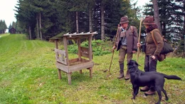 Christine und Karl kontrollieren Futterstellen die zur Lenkung des Wildes dienen.