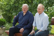 Der belarussische Präsident Alexander Lukaschenko (li.) bleibt im Ukraine-Krieg einer der wichtigsten Verbündeten des russischen Präsidenten Wladimir Putin (re.). Der belarussische Präsident Alexander Lukaschenko (li.) bleibt im Ukraine-Krieg einer der wichtigsten Verbündeten des russischen Präsidenten Wladimir Putin (re.).
