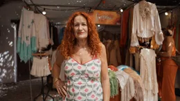 Am Hippiemarkt Las Dalias gibt es neben Tarot-Kartenlegen auch Kunst und Mode zu kaufen.
