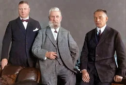 Firmengr&uuml;nder Fritz Henkel (m.) mit seinen beiden S&ouml;hnen Fritz (l.) und Hugo (r.). Fritz Henkel gr&uuml;ndete 1876 die Firma Henkel.