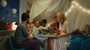 Klara (Paulina Pizarro Swartling) hat es geschafft! Sie und alle anderen essen zusammen leckere Zimtschnecken. Klara (Paulina Pizarro Swartling) hat es geschafft! Sie und alle anderen essen zusammen leckere Zimtschnecken.