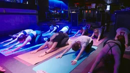 Yoga &Uuml;bungen im Discolicht.