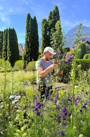 Sebastian Geiger in seinem Garten in Vorarlberg: Seit 2018 leitet der ehemalige Snowboarder den Betrieb „Blumen Kopf“ seiner Eltern. Sebastian Geiger in seinem Garten in Vorarlberg: Seit 2018 leitet der ehemalige Snowboarder den Betrieb „Blumen Kopf“ seiner Eltern.