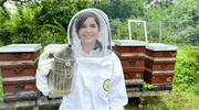 Anna mit dem Smoker, einem Imkereiger&auml;t. Der Rauch stellt die Bienen ruhig und erleichtert die Imkerarbeit am Bienenvolk.