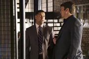 W&auml;hrend Beckett vor Ort undercover ermittelt, m&uuml;ssen Javier Esposito (Jon Huertas, l.) und Castle (Nathan Fillion, r.) im Revier die Suche nach einem M&ouml;rder vorantreiben ...