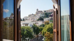 Die obere Altstadt, Dalt Vila, geh&ouml;rt zusammen mit ihrer K&uuml;stenfestung mittlerweile zum UNSCO-Weltkulturerbe.