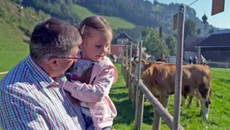 Willi Schwaiger mit seiner Tochter Alina - die Kleine ist auf dem Viehmarkt auch schon gern mit dabei.