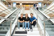 Tobi soll im Einkaufszentrum die Leute dazu bringen, die Treppe zu benutzen. Tobi soll im Einkaufszentrum die Leute dazu bringen, die Treppe zu benutzen.