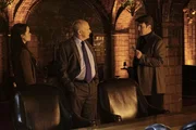 Während er seinen verlorenen Erinnerungen auf der Spur ist, erhält Castle (Nathan Fillion, r.) eine Einladung einer Geheimorganisation von Detektiven, die von Mason Wood (Gerald McRaney, M.) angeführt wird: Er soll gemeinsam mit Detektivin Kendall Frost (Summer Glau, l.) eine grausame Verbrechensserie aufklären ... Während er seinen verlorenen Erinnerungen auf der Spur ist, erhält Castle (Nathan Fillion, r.) eine Einladung einer Geheimorganisation von Detektiven, die von Mason Wood (Gerald McRaney, M.) angeführt wird: Er soll gemeinsam mit Detektivin Kendall Frost (Summer Glau, l.) eine grausame Verbrechensserie aufklären ...