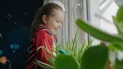 Klara (Paulina Pizarro Swartling) beobachtet die anderen Kinder beim Spielen. Klara (Paulina Pizarro Swartling) beobachtet die anderen Kinder beim Spielen.