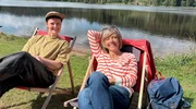 Moderatorin Annette Krause mit Nele Sienknecht am Strandbad Windgf&auml;llweiher.