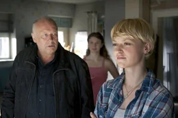 Nichts ahnend besucht Karl (Thomas Thieme) seine Tochter Sophie (Lisa Wagner, links) in Julias (Anna Maria Sturm) Ferienhaus. Dabei macht er eine fruchtbare Feststellung.