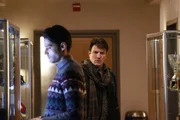 Um etwas über den ermordeten Immigranten zu erfahren, muss sich Castle (Nathan Fillion, r.) undercover unter die Sprachenschüler mischen. Doch auch Achmed (Karan Oberoi, l.) will nicht über den Toten und die Machenschaften in der Schule sprechen ... Um etwas über den ermordeten Immigranten zu erfahren, muss sich Castle (Nathan Fillion, r.) undercover unter die Sprachenschüler mischen. Doch auch Achmed (Karan Oberoi, l.) will nicht über den Toten und die Machenschaften in der Schule sprechen ...