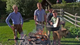 Traditionelles Brennsterz-Machen.