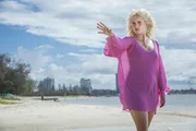 Die völlig veränderte Sirena am Strand. Sie scheint einen Plan zu verfolgen. Die völlig veränderte Sirena am Strand. Sie scheint einen Plan zu verfolgen.