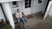 Stefan (29) hat inzwischen gelernt, verantwortlich mit Geld umzugehen. "Der Traum vom großen Geld ist nach wie vor da. Nur wird das halt noch eine gewisse Zeit lang dauern." Stefan (29) hat inzwischen gelernt, verantwortlich mit Geld umzugehen. "Der Traum vom großen Geld ist nach wie vor da. Nur wird das halt noch eine gewisse Zeit lang dauern."