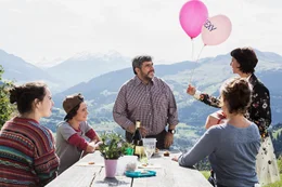 Kostbar und zerbrechlich: Gieri (Bruno Cathomas) und Mona (Rebecca Indermaur) feiern ihre Porzellan-Hochzeit. Mit dabei: ihre Kinder Leo (Bono Jacomet) und Peppina (Muriel Degonda), sowie als ungebetener Gast auch Monas Freundin Carla (Marietta Jemmi).