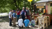 Nachbar Paschulke (Helmut Krauss, M.) muss seine Wette einlösen, Yasemin (Sanam Afrashteh, l.) und Fritz (Guido Hammesfahr, r.) überprüfen, ob er wie versprochen zwei Kilogramm abgenommen hat. Lizzy (Luisa Spaniel) und ihre Freunde sind gespannt. Nachbar Paschulke (Helmut Krauss, M.) muss seine Wette einlösen, Yasemin (Sanam Afrashteh, l.) und Fritz (Guido Hammesfahr, r.) überprüfen, ob er wie versprochen zwei Kilogramm abgenommen hat. Lizzy (Luisa Spaniel) und ihre Freunde sind gespannt.