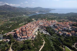 Blick auf die Gemeinde Capoliveri auf der Insel Elba.