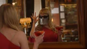 Die italienische Musikerin Myss Keta inszeniert sich vor dem Spiegel mit Maske und Drink. Die italienische Musikerin Myss Keta inszeniert sich vor dem Spiegel mit Maske und Drink.