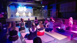 Im legend&auml;ren U4 wird regelm&auml;&szlig;ig Discoyoga angeboten.