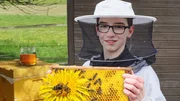 Der 13-jährige Timo wird Imker. Der 13-jährige Timo wird Imker.